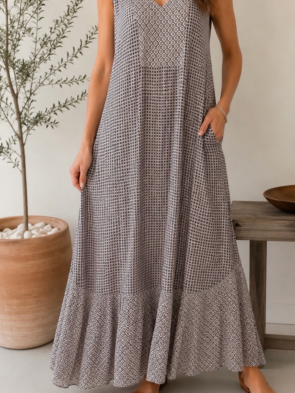 Simply Vera Vera Wang Sleeveless V-Neck Maxi Dress in Gray Geometric Print